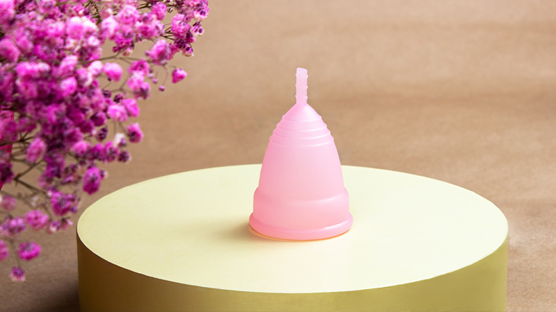 coppetta mestruale e fiori